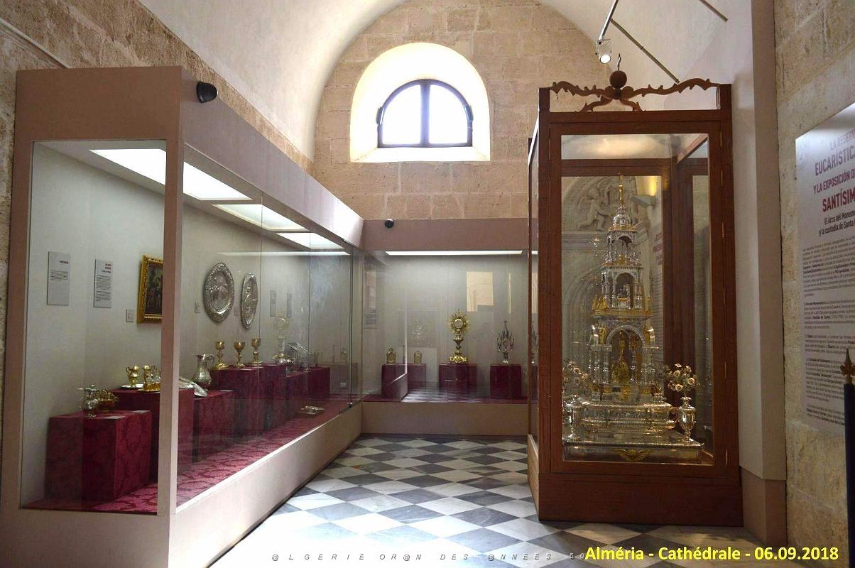 28 LA CATHEDRALE ET LE FORTERESSE DE L INCARNATION (103).JPG